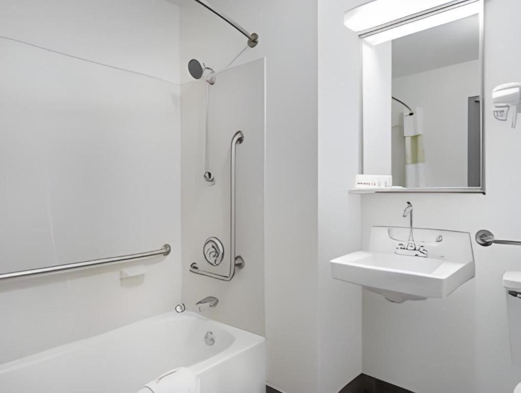 Clarion Pointe - Greensboro Coliseum Area Extérieur photo